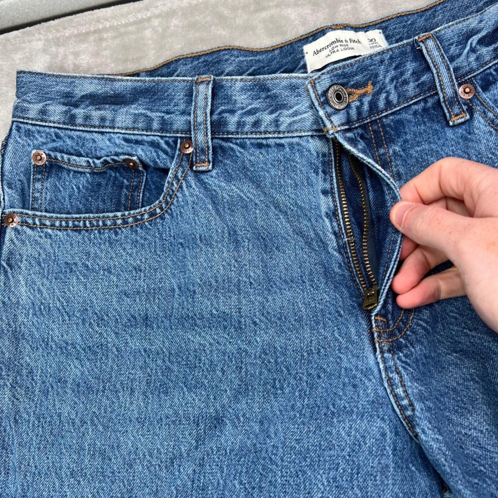 Abercrombie & Fitch Low Rise Ultra Loose Jeans Women 30 Long Medium Wash Raw Hem - Picture 5 of 14